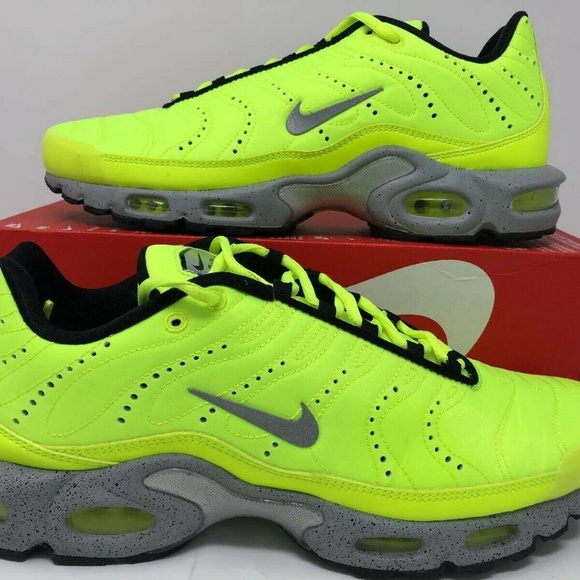 nike air max plus premium volt